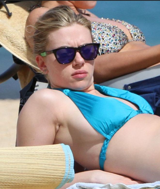 Scarlett Johansson - Bikini Picture 7.